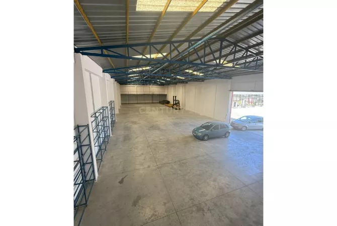 Ambiente Commerciale in Affitto 4+1 a Tirana - 36,000 Euro