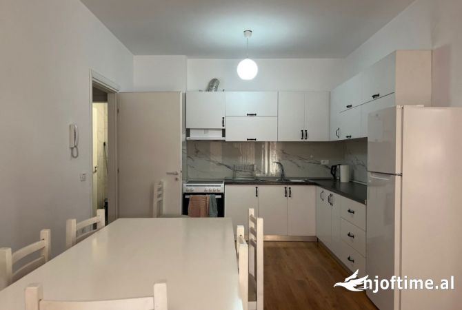 Shtepi me qera Apartament ne Tirane, 2+1, Mobilimi E mobiluar, Pagesa 600  Euro.