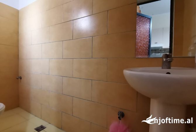 Shtepi me qera Apartament ne Tirane, Garsoniere, Mobilimi E mobiluar, Pagesa 350  Euro.