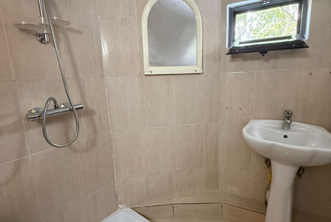 Shtepi me qera Papafingo(kati i catise) ne Tirane, Garsoniere, Mobilimi E mobiluar, Pagesa 390  Euro.