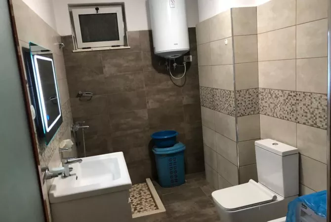Shtepi me qera Apartament ne Tirane, 2+1, Mobilimi E mobiluar, Pagesa 35,000  Leke.