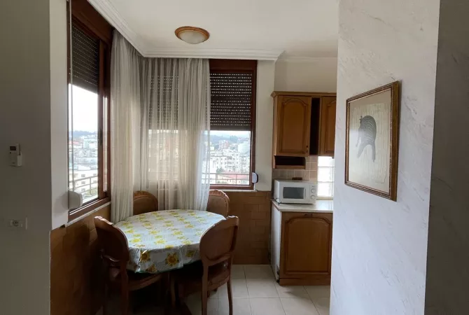 Shtepi me qera Apartament ne Tirane, 2+1, Mobilimi E mobiluar, Pagesa 65,000  Leke.