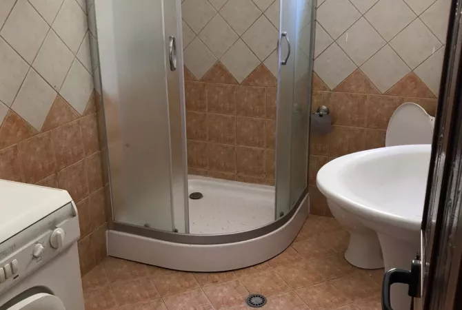 Shtepi me qera Apartament ne Tirane, 2+1, Mobilimi E mobiluar, Pagesa 40,000  Leke.