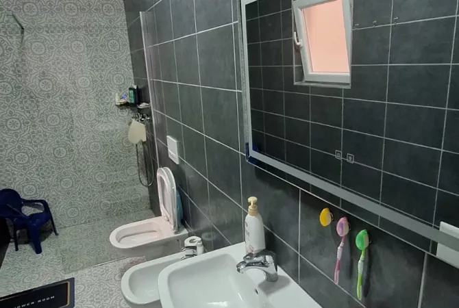 Shtepi me qera Apartament ne Tirane, 2+1, Mobilimi E mobiluar, Pagesa 50,000  Leke.