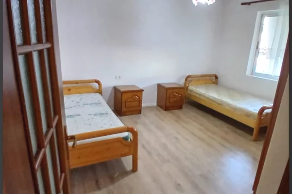 Shtepi me qera 1+1 ne Tirane - 45,000 Leke