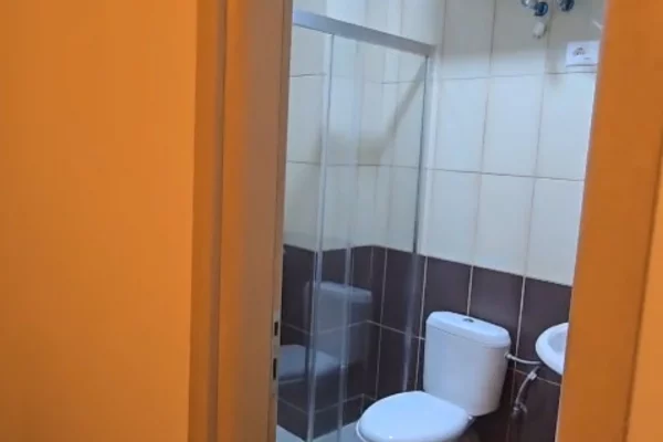 Shtepi me qera Apartament ne Tirane, 2+1, Mobilimi E mobiluar, Pagesa 50,000  Leke.