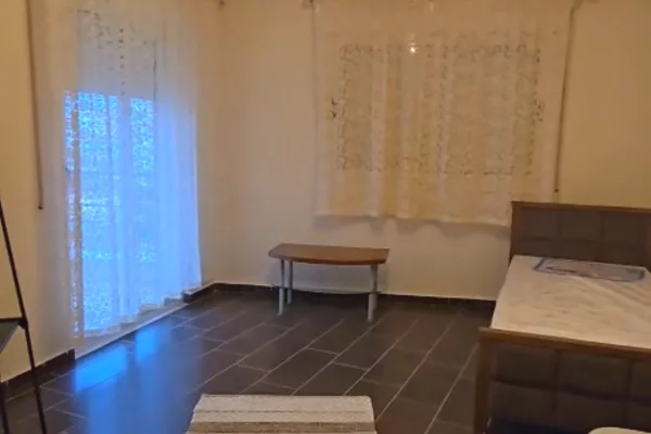 Shtepi me qera Apartament ne Tirane, 2+1, Mobilimi E mobiluar, Pagesa 50,000  Leke.