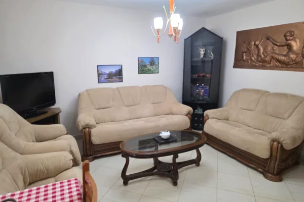 Shtepi me qera Apartament ne Tirane, 2+1, Mobilimi E mobiluar, Pagesa 50,000  Leke.