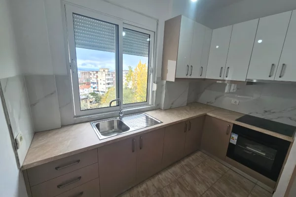 Shtepi me qera Apartament ne Tirane, 1+1, Mobilimi Pjeserisht e mobiluar, Pagesa 30,000  Leke.
