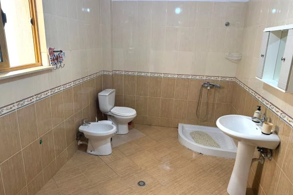 Shtepi me qera Apartament ne Tirane, 2+1, Mobilimi E mobiluar, Pagesa 45,000  Leke.