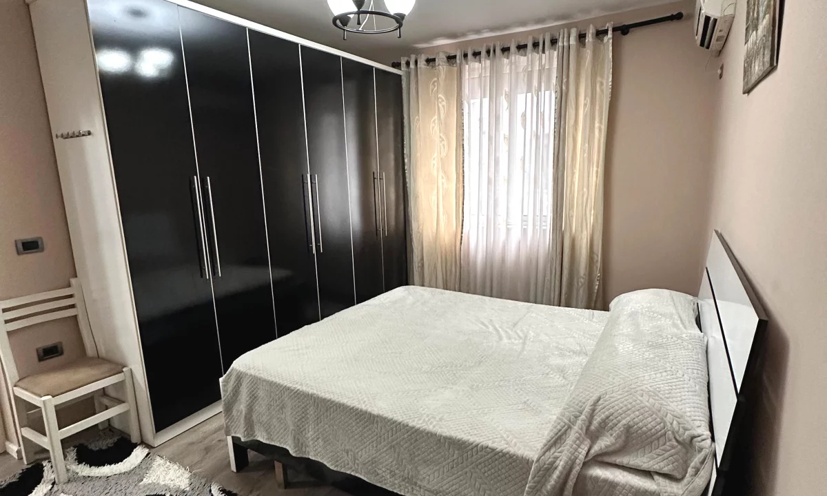 Shtepi me qera Apartament ne Tirane, 2+1, Mobilimi E mobiluar, Pagesa 700  Euro.