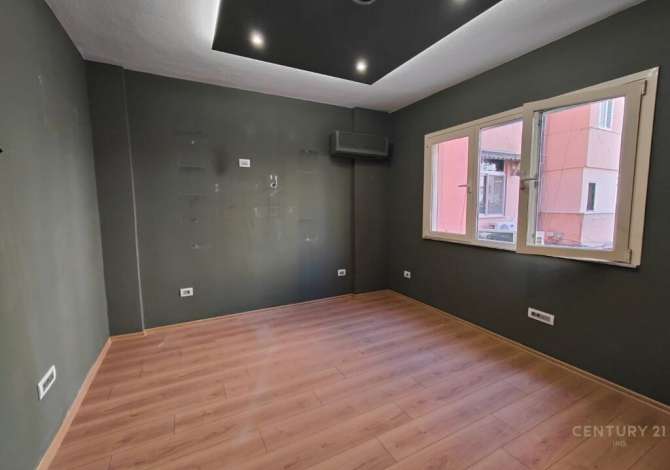 Apartament per zyra 4+1 tek Komuna e Parisit, 900Euro Neto | 124 m2