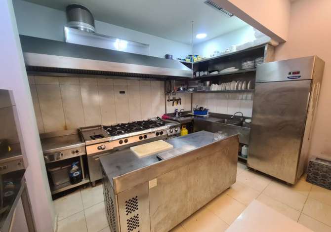 Ambient biznesi me qera 2+1 ne Tirane - 1,800 Euro