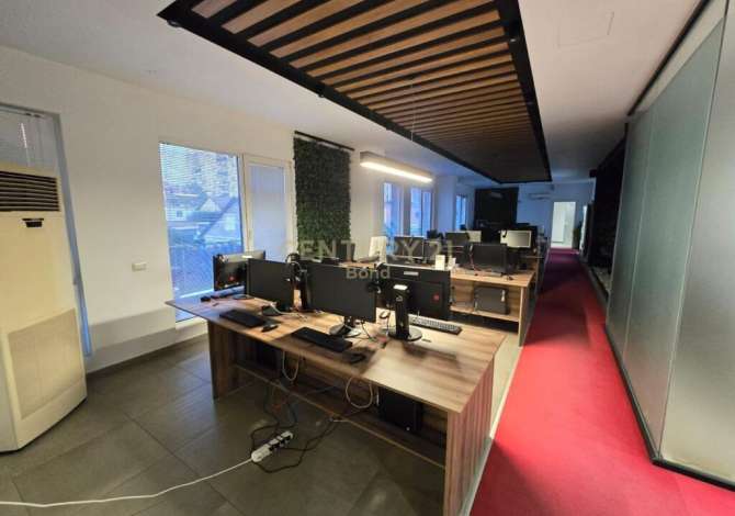 Jepet me Qera Ambient Zyrash + 4 Poste Parkimi tek ish Fusha Aviacionit