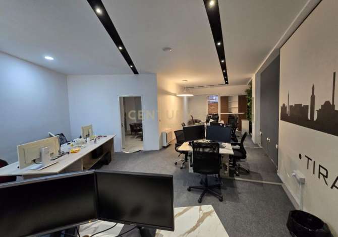 Jepet me Qera Ambient Zyrash + 4 Poste Parkimi tek ish Fusha Aviacionit