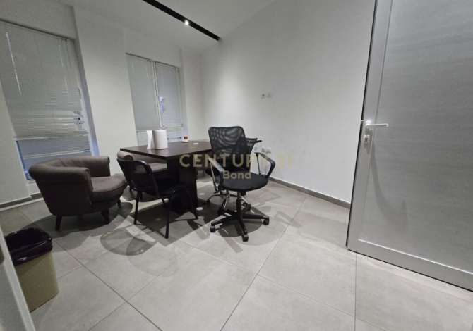 Jepet me Qera Ambient Zyrash + 4 Poste Parkimi tek ish Fusha Aviacionit