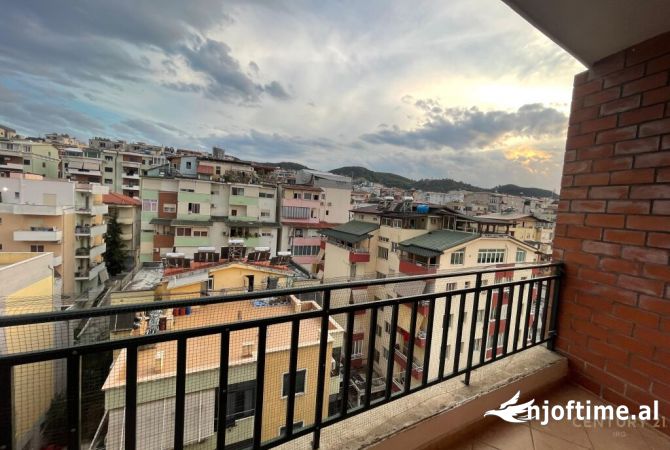 Zyre nenkalimi i Komuna e Parisit 2+1