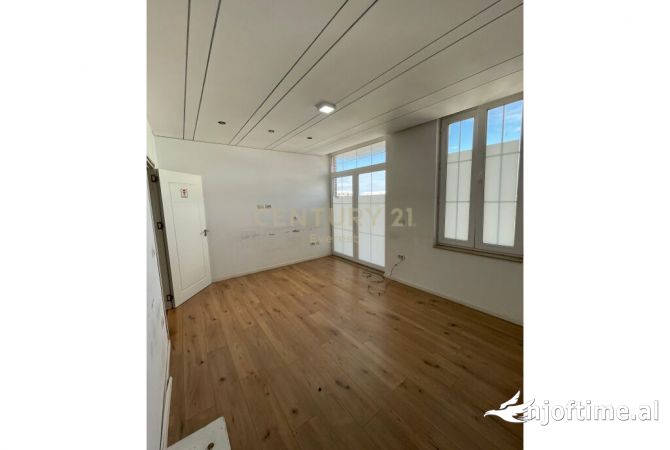 Ambient biznesi me qera 3+1 ne Tirane - 1,600 Euro