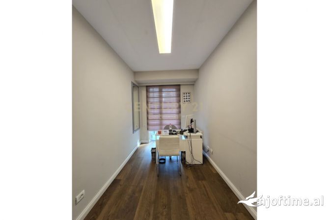 Jepet me qira apartament/zyre 2+1+2 tek "Ambasador 3".