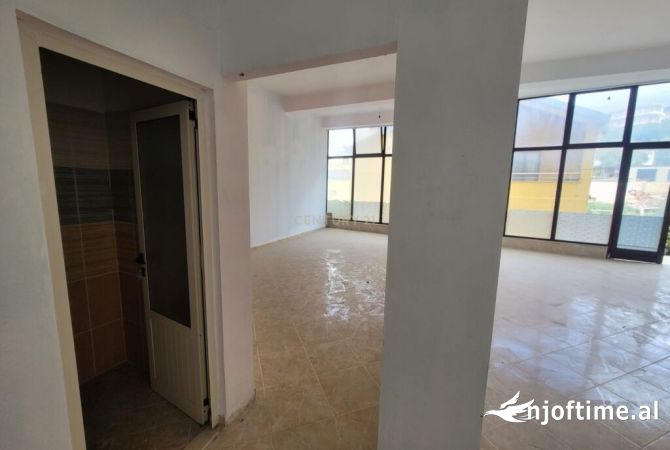 Fresku shitet ambient biznesi i pershtashem dhe per apartament 