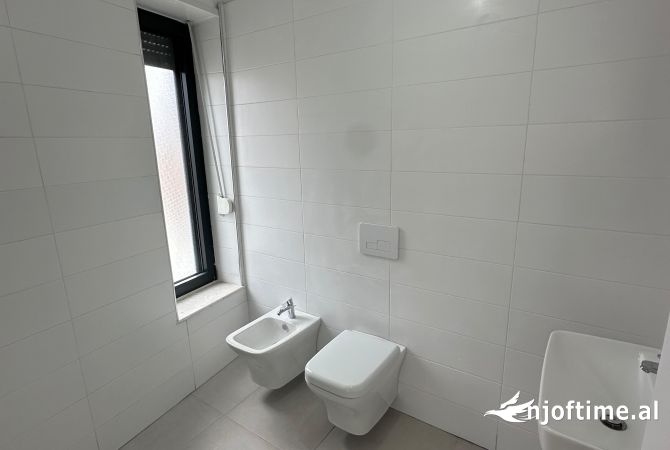 Ambient per zyra tek Stacioni Trenit 