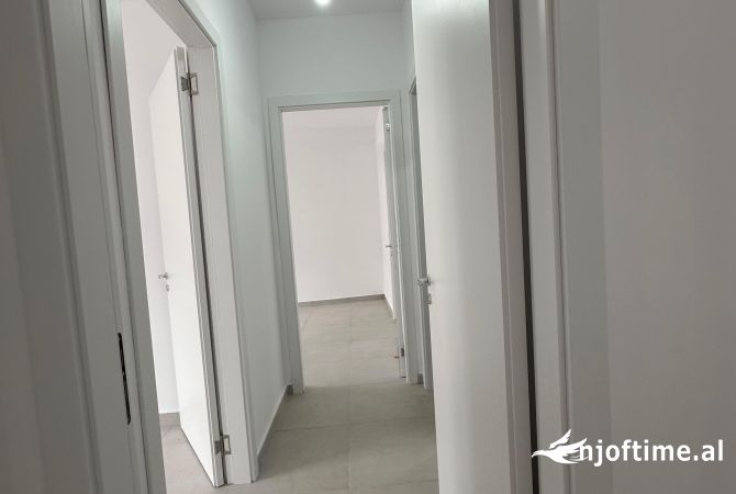 Ambient per zyra tek Stacioni Trenit 