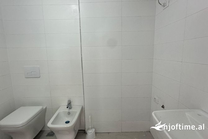 Ambient per zyra tek Stacioni Trenit 