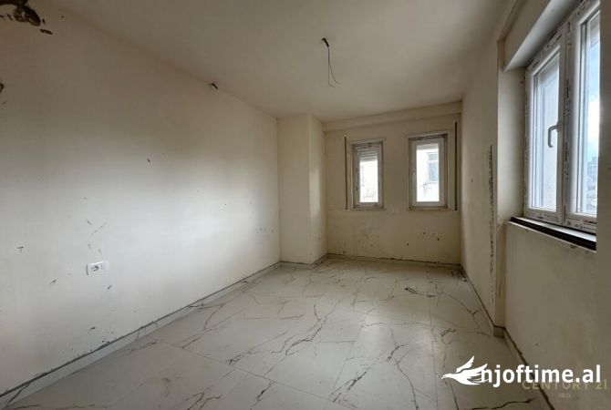 Ambient biznesi me qera 3+1 ne Tirane - 1,000 Euro