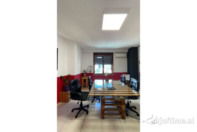 Ambient biznesi me qera 3+1 ne Tirane - 2,500 Euro