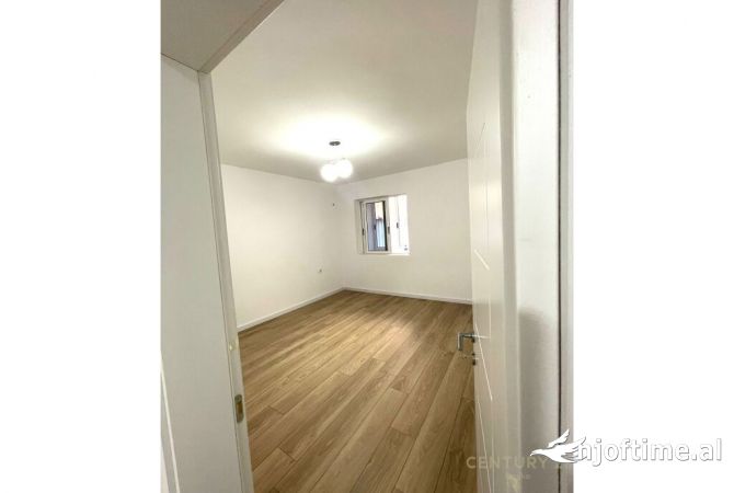 Ambient biznesi me qera 3+1 ne Tirane - 650 Euro