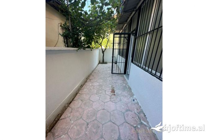 Rruga Bardhyl jepet me qera apartament 2+1+2 per zyra