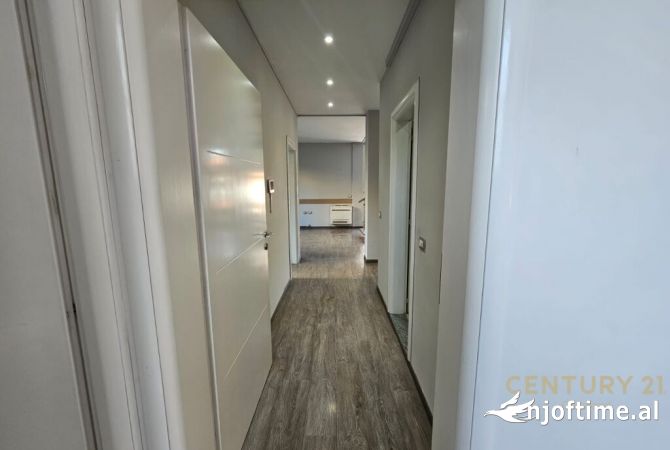 21 Dhjetori jepet me qera ambient per zyre me dy kate