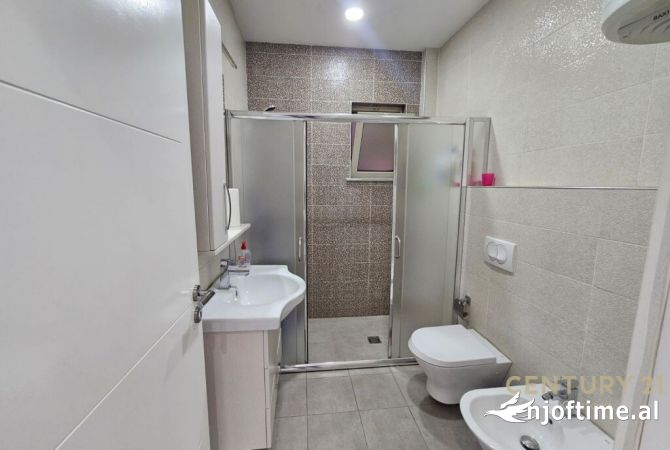 21 Dhjetori jepet me qera ambient per zyre me dy kate