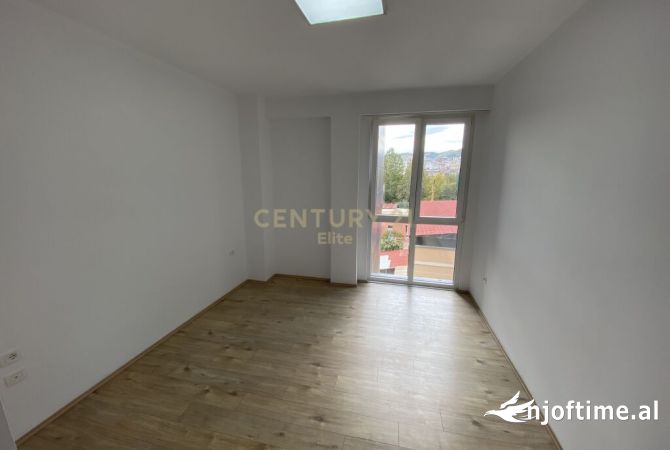 Ambient biznesi me qera 3+1 ne Tirane - 750 Euro