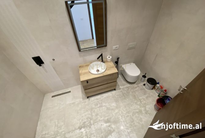 Square 21 jepet me qera ambient per zyra 