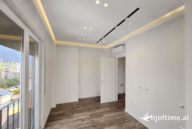 21 Dhjetori jepet me qera apartamnt 3+1 per zyre 