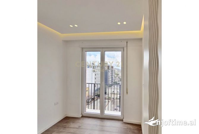21 Dhjetori jepet me qera apartamnt 3+1 per zyre 