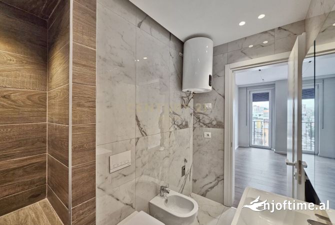 21 Dhjetori jepet me qera apartamnt 3+1 per zyre 