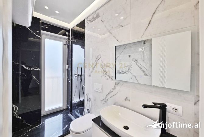 21 Dhjetori jepet me qera apartamnt 3+1 per zyre 