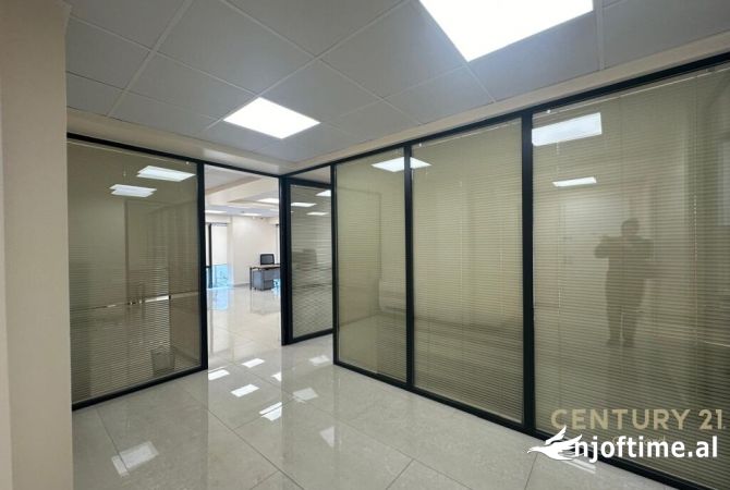  Ambient per zyra plus 2 poste parkimi me qera tek Fakulteti Ekonomik