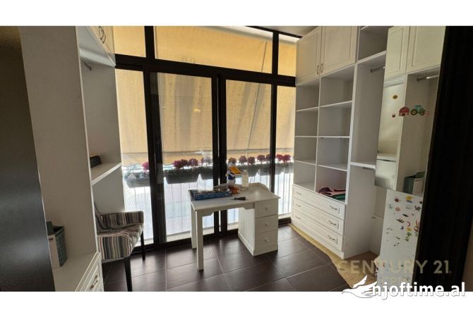 Shtepi me qera Apartament ne Tirane, 3+1, Mobilimi E mobiluar, Pagesa 3,000  Euro.