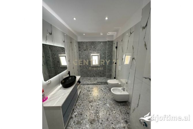 Shtepi me qera 2+1 ne Tirane - 1,200 Euro