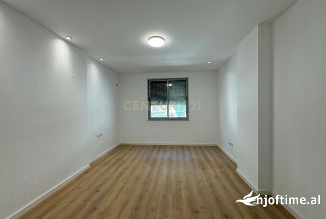 Shtepi ne shitje Apartament ne Tirane, 2+1, Mobilimi Bosh, pa mobiluar, Pagesa 170,000  Euro.