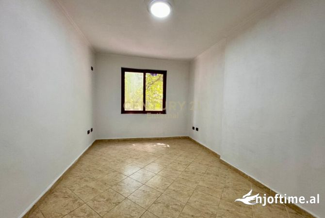 Zyre/ Apartament me qira 2+1+2 tek Sheshi Wilson