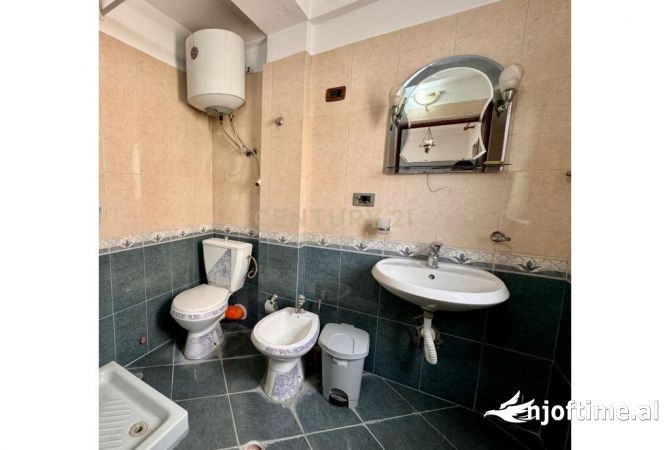 Zyre/ Apartament me qira 2+1+2 tek Sheshi Wilson