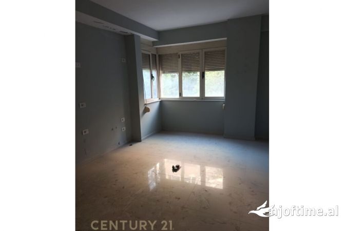 Ambient biznesi me qera 3+1 ne Tirane - 750 Euro
