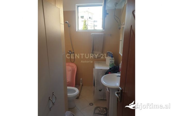 Shtepi ne shitje Apartament ne Tirane, 2+1, Mobilimi E mobiluar, Pagesa 123,000  Euro.