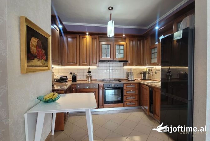 Shtepi me qera 3+1 ne Tirane - 1,800 Euro