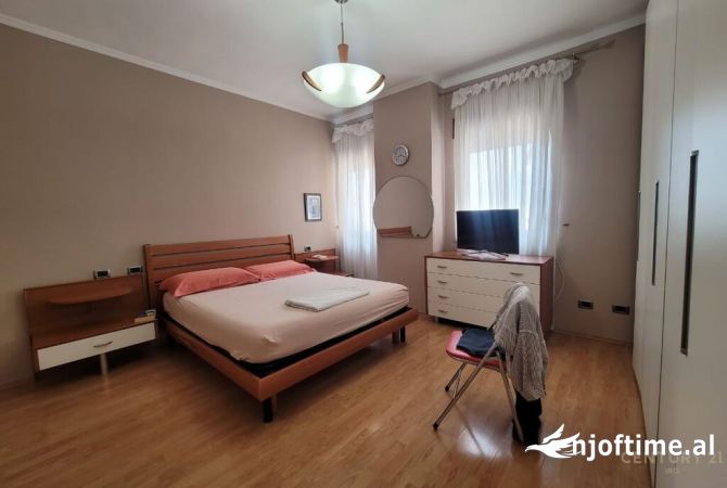 Shtepi me qera Apartament ne Tirane, 3+1, Mobilimi E mobiluar, Pagesa 1,800  Euro.