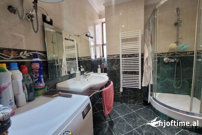 Shtepi me qera Apartament ne Tirane, 3+1, Mobilimi E mobiluar, Pagesa 1,800  Euro.